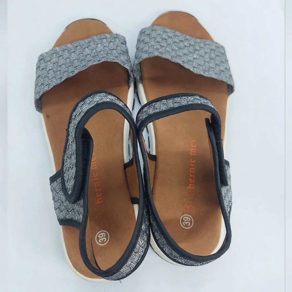 Bernie Mev New York Tara Bay Pewter Gray Stretchy Sandals Womens Size 39 US 8